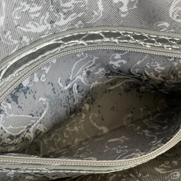 Elegant Silver Textured  Crossbody/Clutch with Chain Strapz - Picture 6 of 11